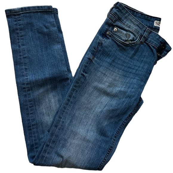 Zara Denim - ZARA Premium Denim Jeans with Button Closure